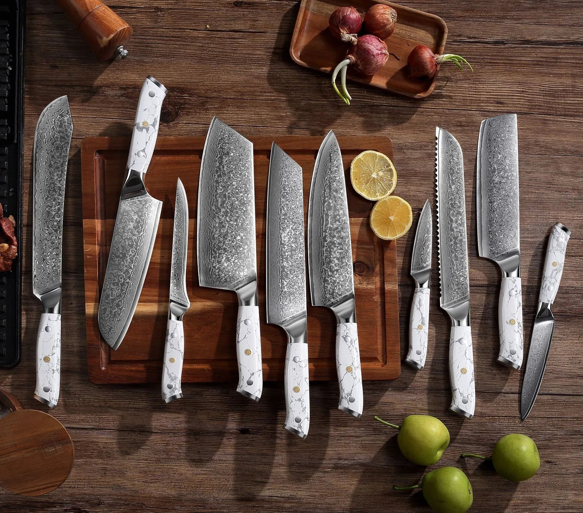 Damascus pattern VG10 steel chef knife with 21cm blade and 11cm handle for kitchen use
