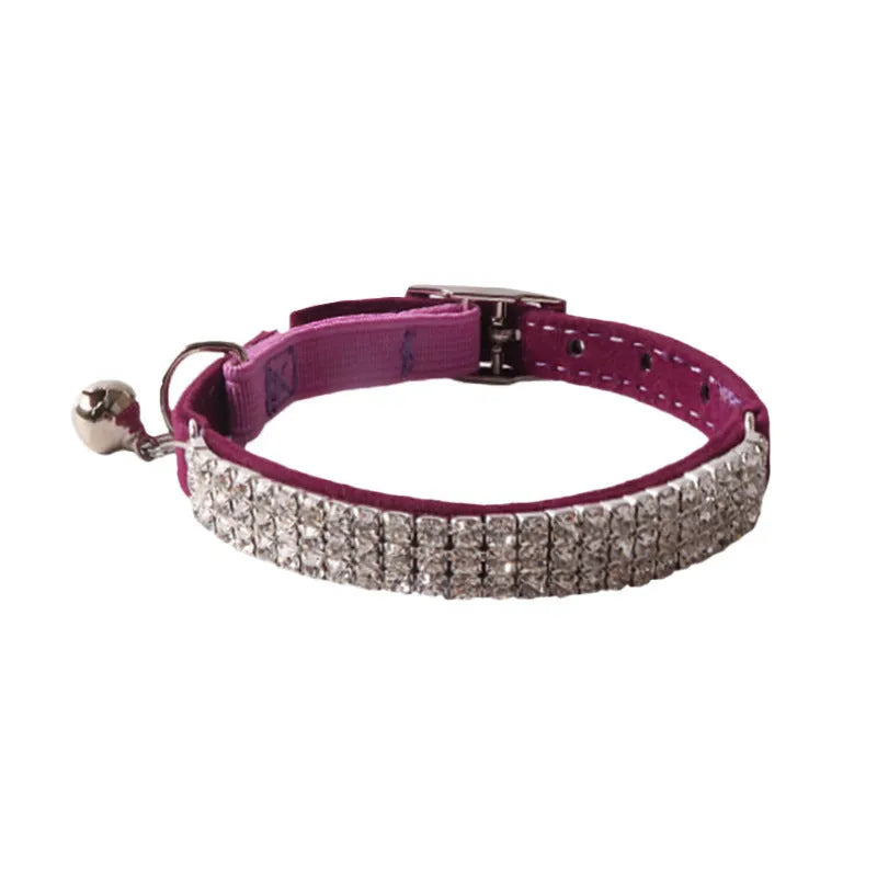 Soft flocking cat collar with elastic buckle in pink, shown with gang drill pattern detail.