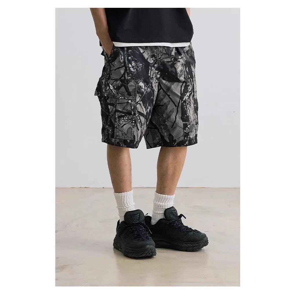 Loose casual straight-leg shorts in cotton denim with mid waist design and zip fly