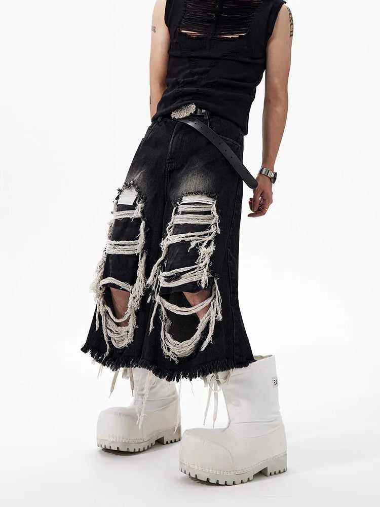 Black loose wide leg cropped jeans with mid-high waist made from cotton denim fabric