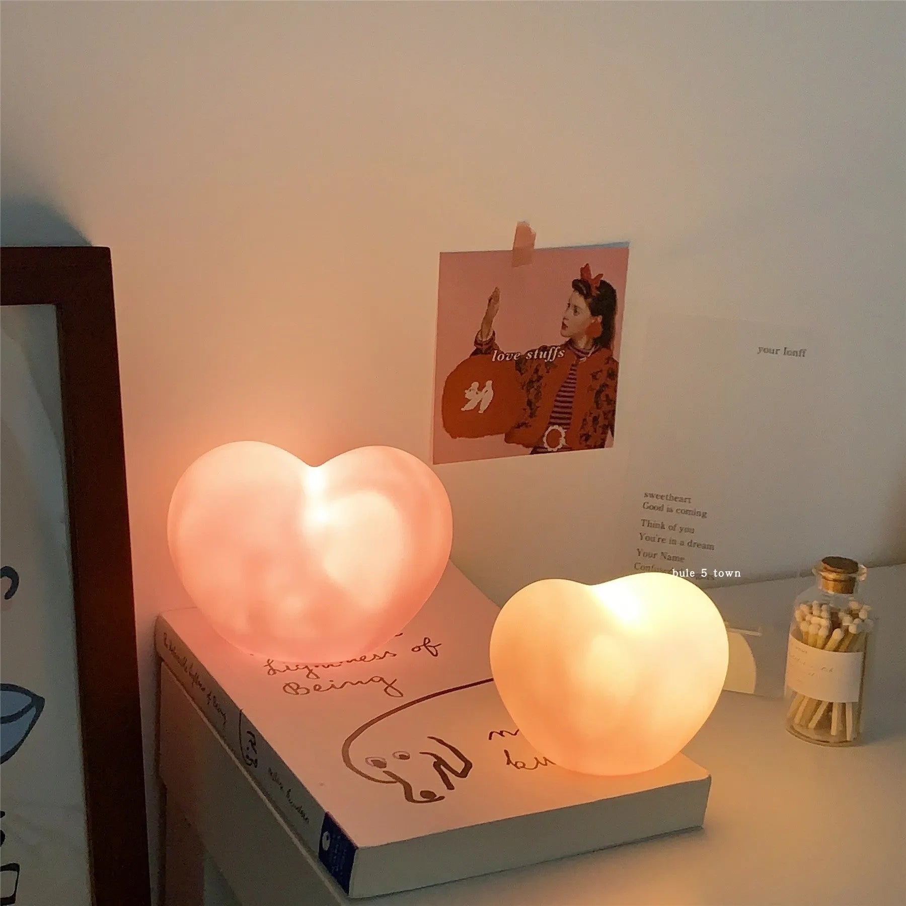 White and pink vinyl atmosphere lamps showing small and large size options with battery power