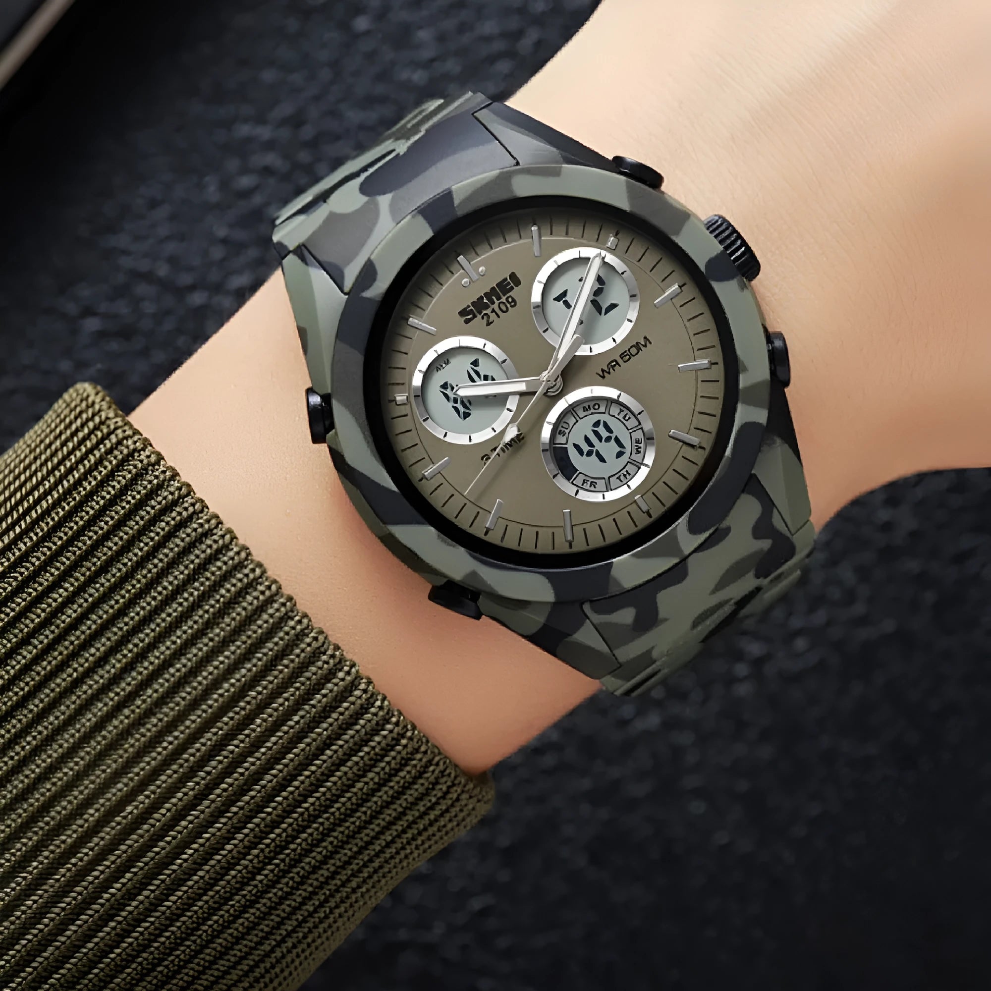 Unisex electronic casual watch in Army Green camouflage with resin mirror and TPU strap