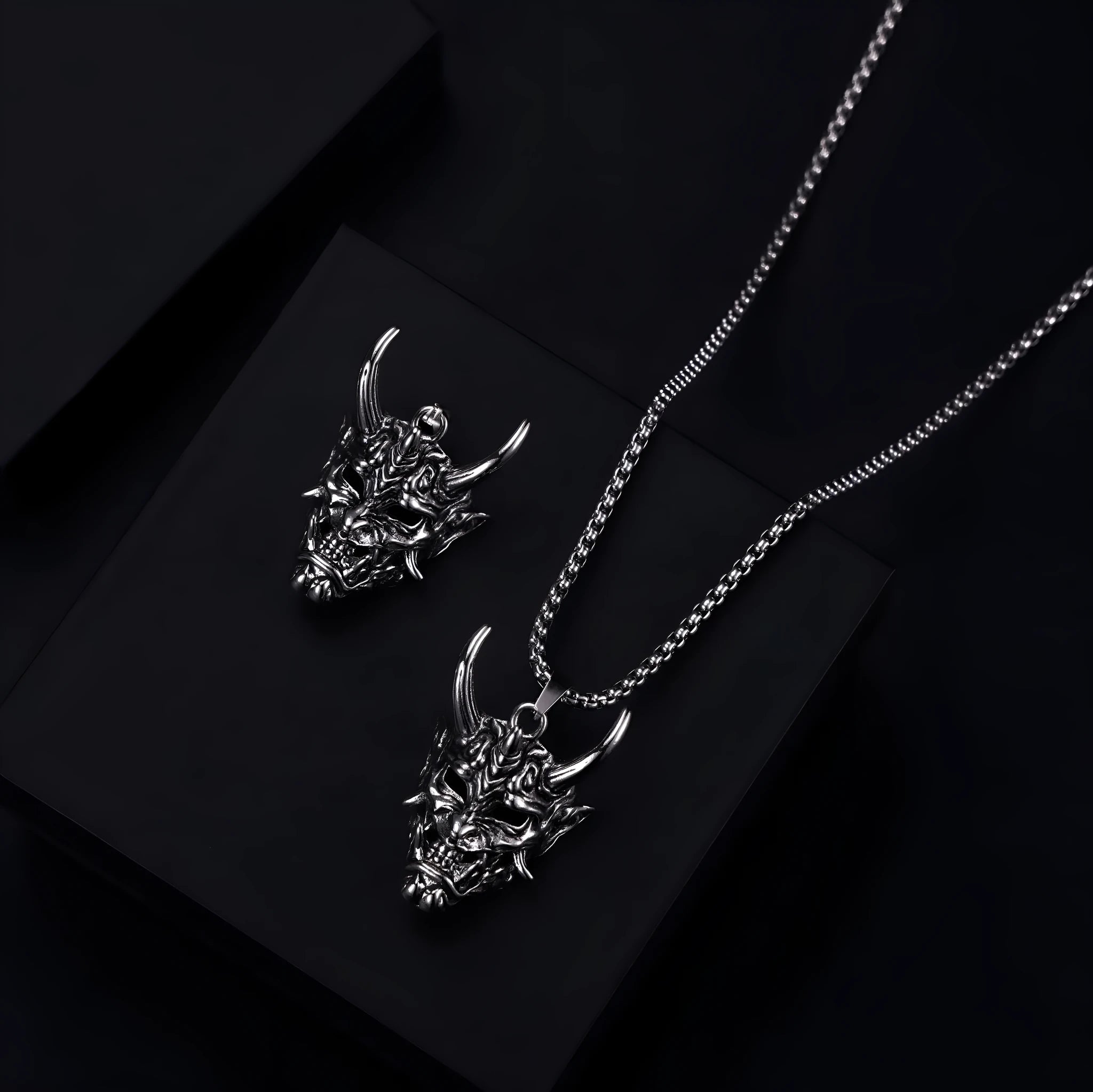 Men's vintage silver necklace with 40mm by 27mm zinc alloy pendant