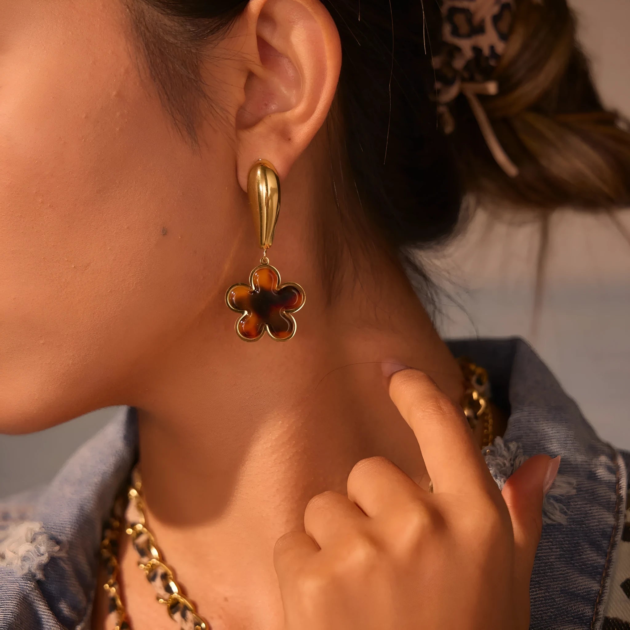 Women's tortoiseshell resin hawksbill colour earrings with 18K gold electroplating in heart-shaped and floral geometric designs