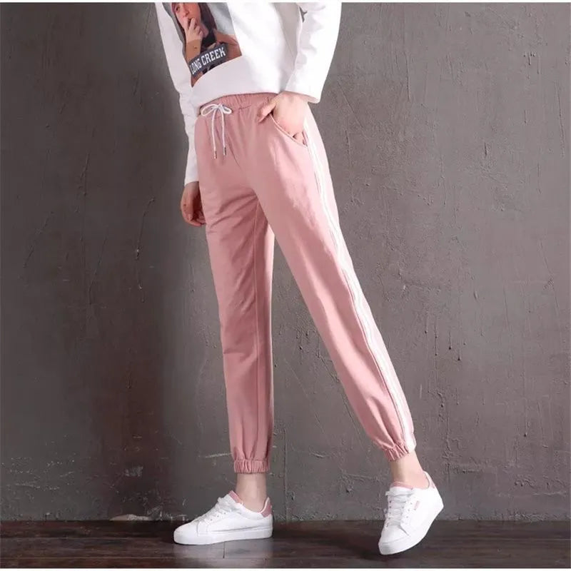 Quick-drying women's track pants in solid colour, loose-fit harem style with elastic waist