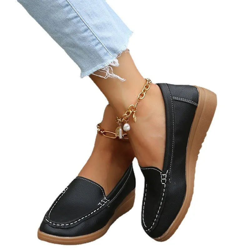 Women's flat PU leather loafers in black with round toe and car-suture detail
