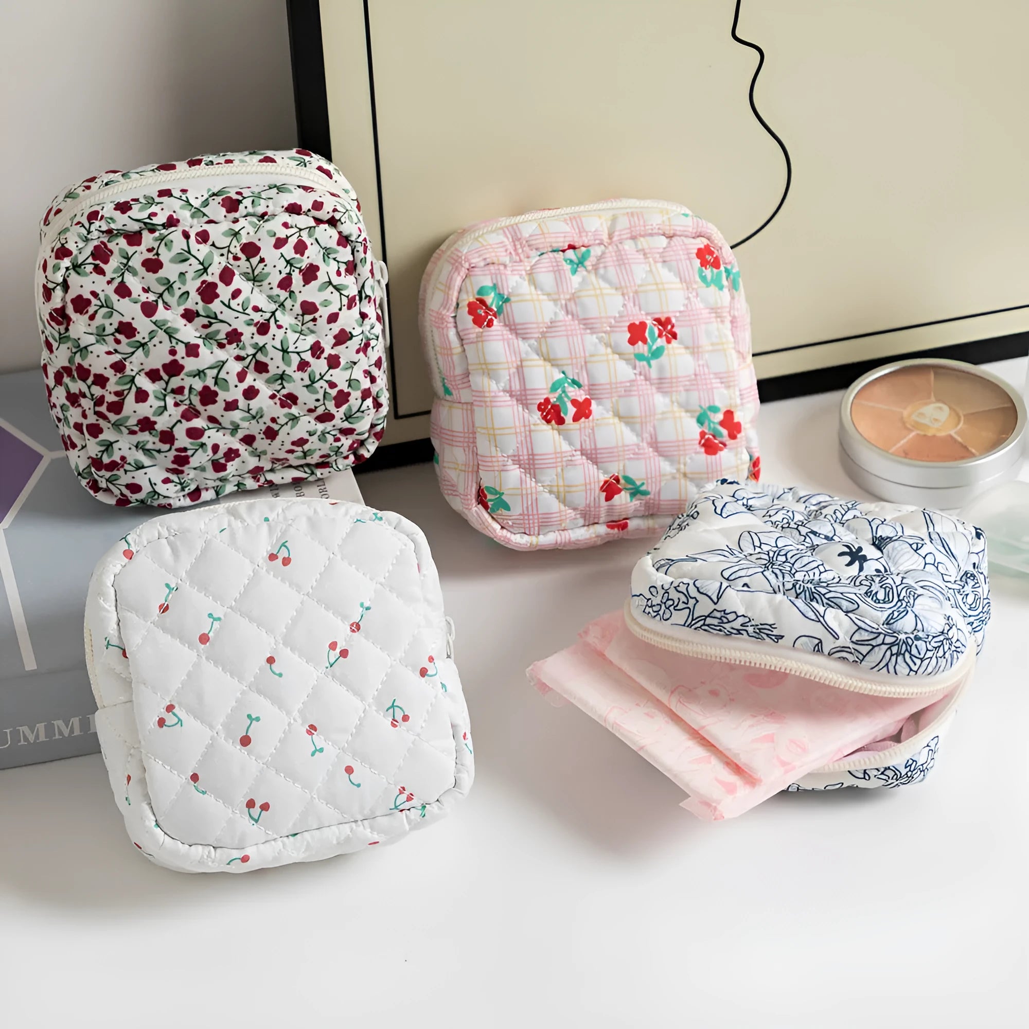 Women's key storage bag in floral patterns with breathable polyester construction