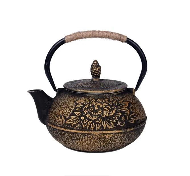 Cast iron teapot with Japanese-style decorative patterns and 0.9L capacity for brewing tea