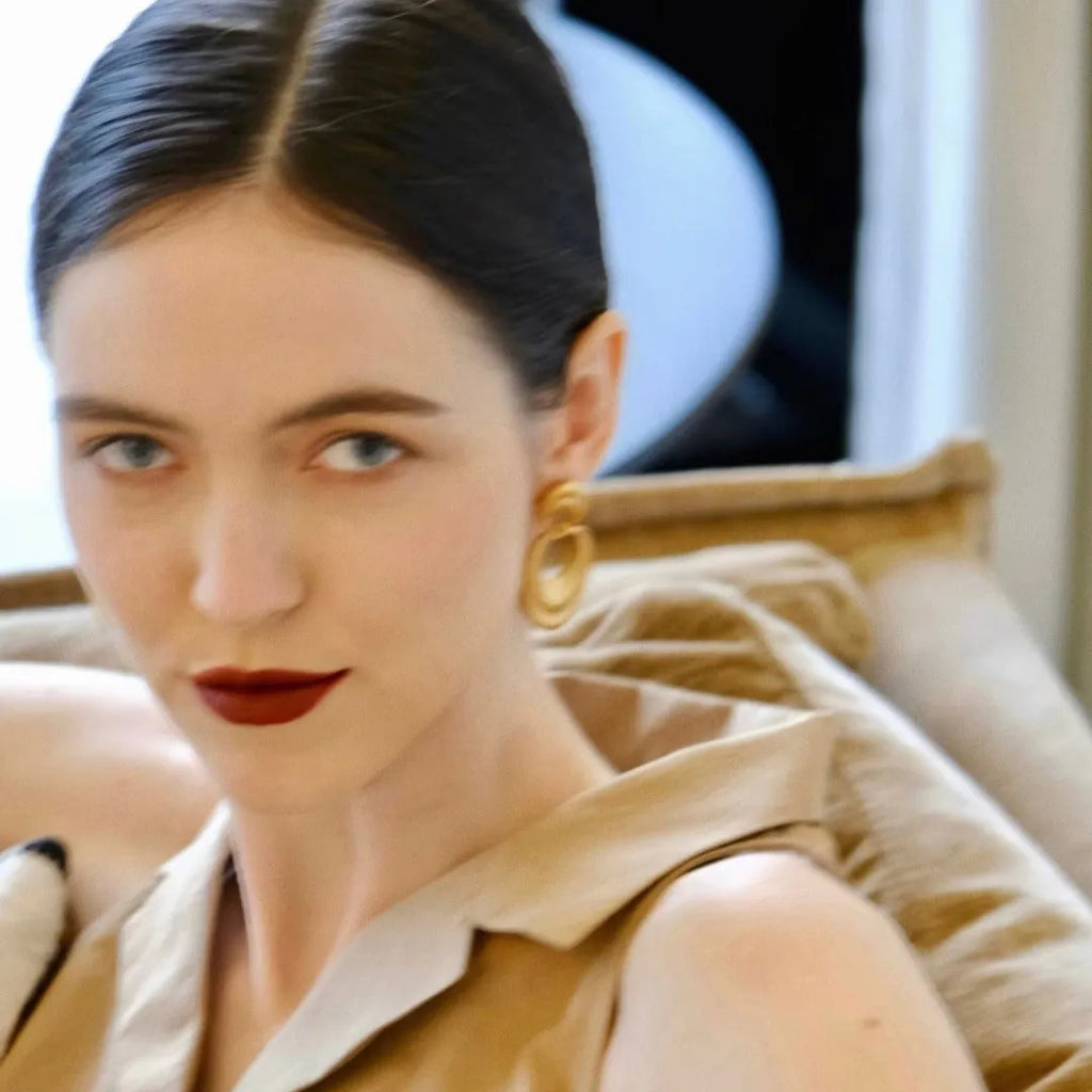 Quicksand gold-toned women's earrings with a U-shape and double ring design in a French retro style.