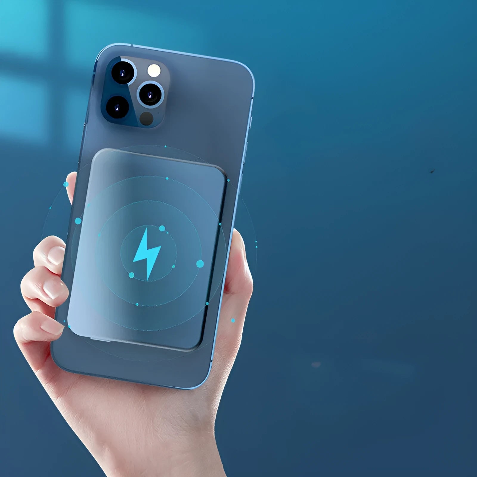 Silver aluminium wireless magnetic charging power bank with 5000mAh capacity for Apple devices
