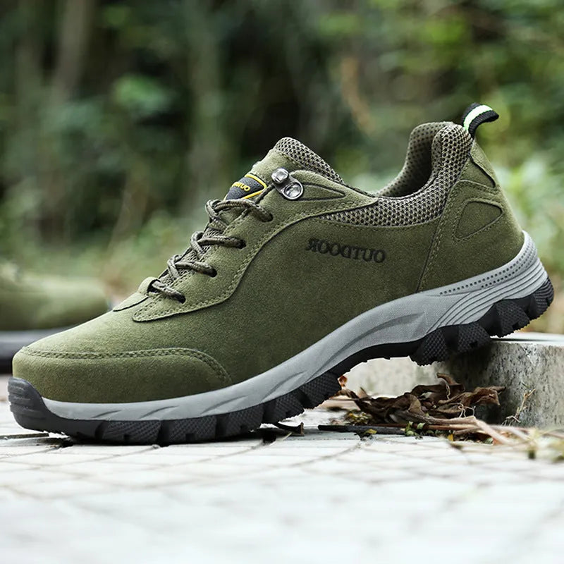 Men's large size low-cut hiking shoe in army green with viscose rubber sole.