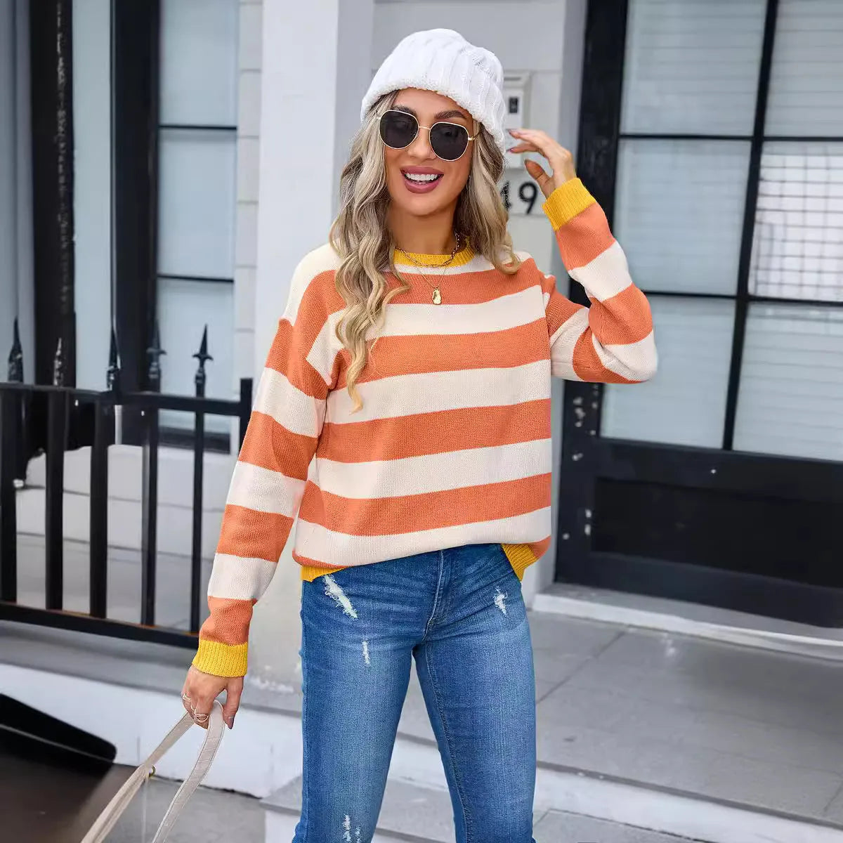 Women's patterned acrylic sweater in loose fit with round neck and long sleeves