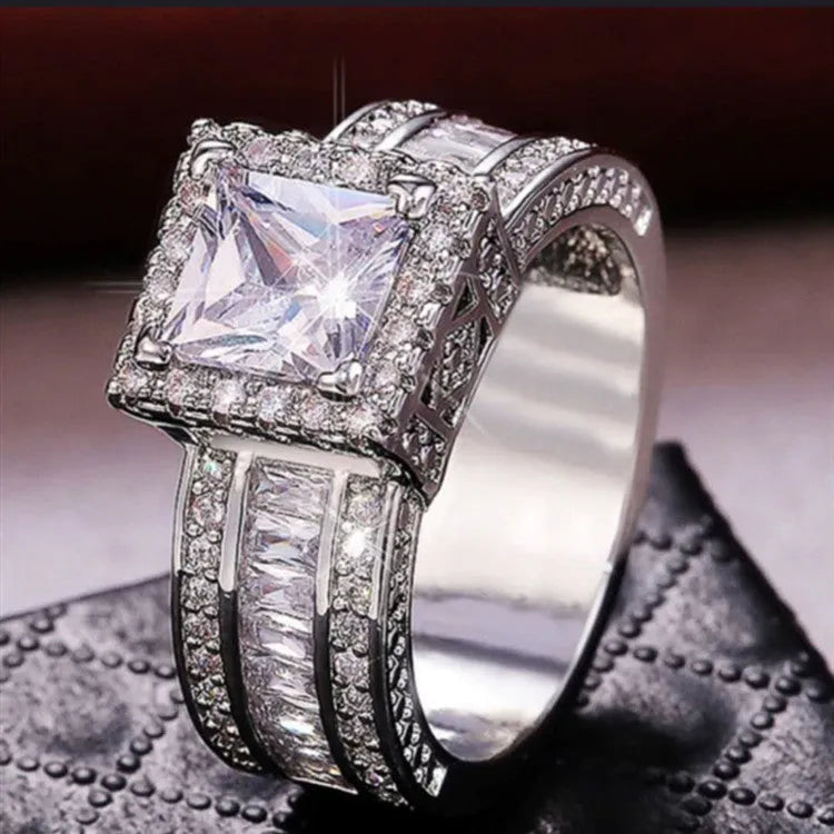 Silver plated geometric fashion ring for women in gold or white colour with round elements