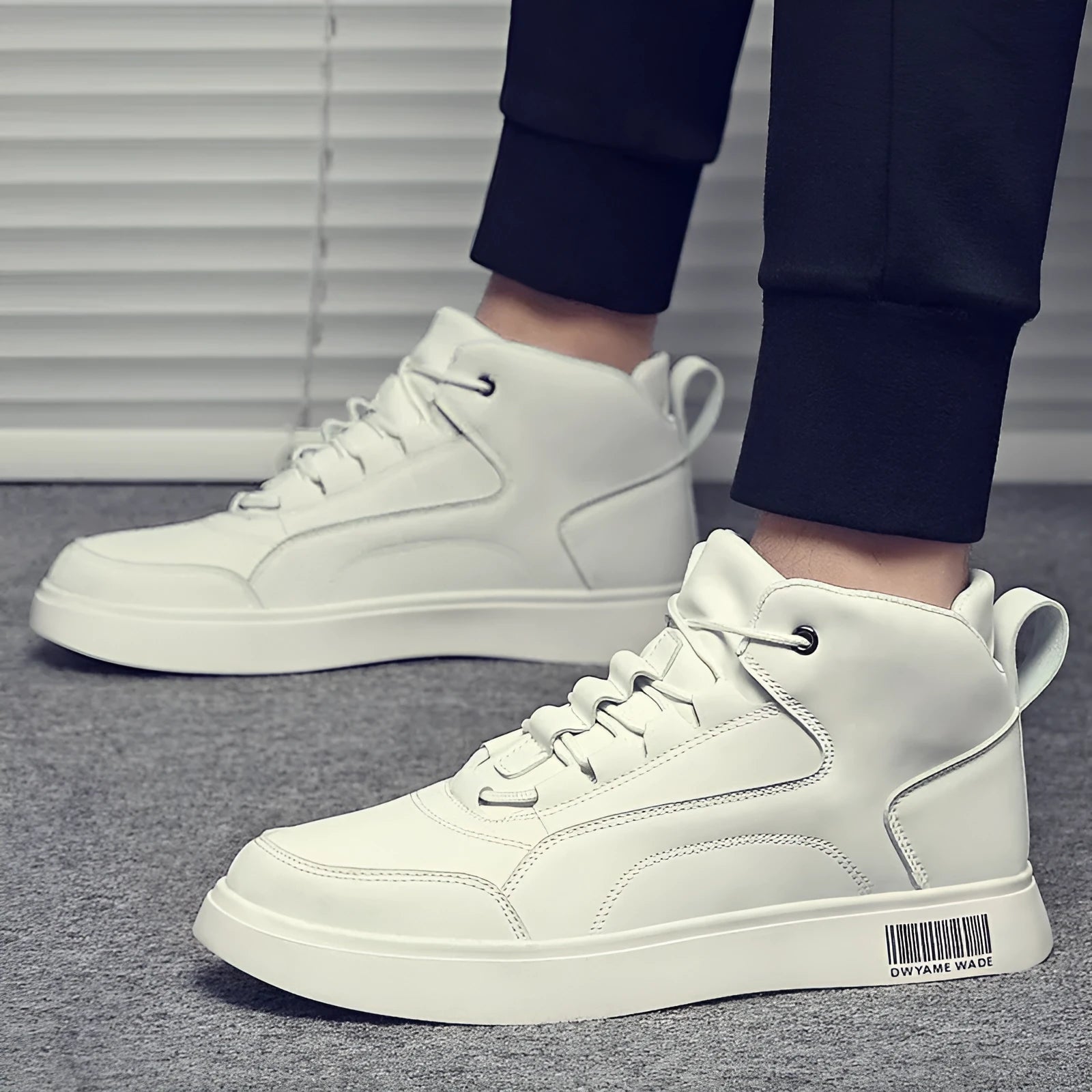 Men's low-top casual board shoes in white or black with flat rubber sole and lace-up front.