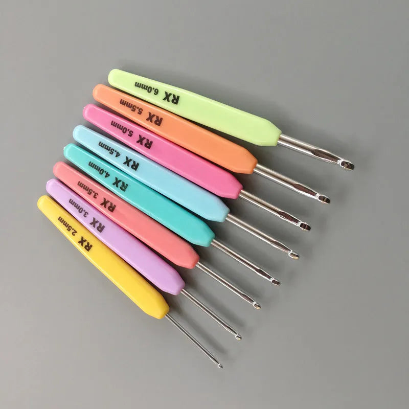 Complete 16-piece crochet hook set with thick ABS handles and soft handles in aluminium and iron oxide sizes