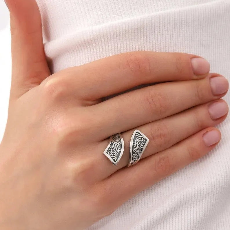 Silver-coloured adjustable opening women's ring with retro minimalist design