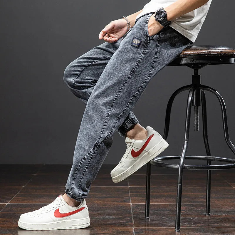 Man wearing grey-blue straight leg cargo jeans with micro elasticity and cargo pockets.