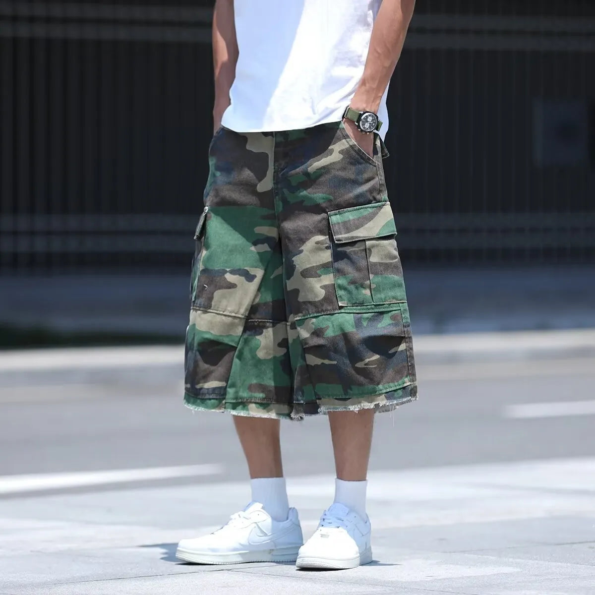 Retro loose-fit camouflage shorts in cropped length for summer