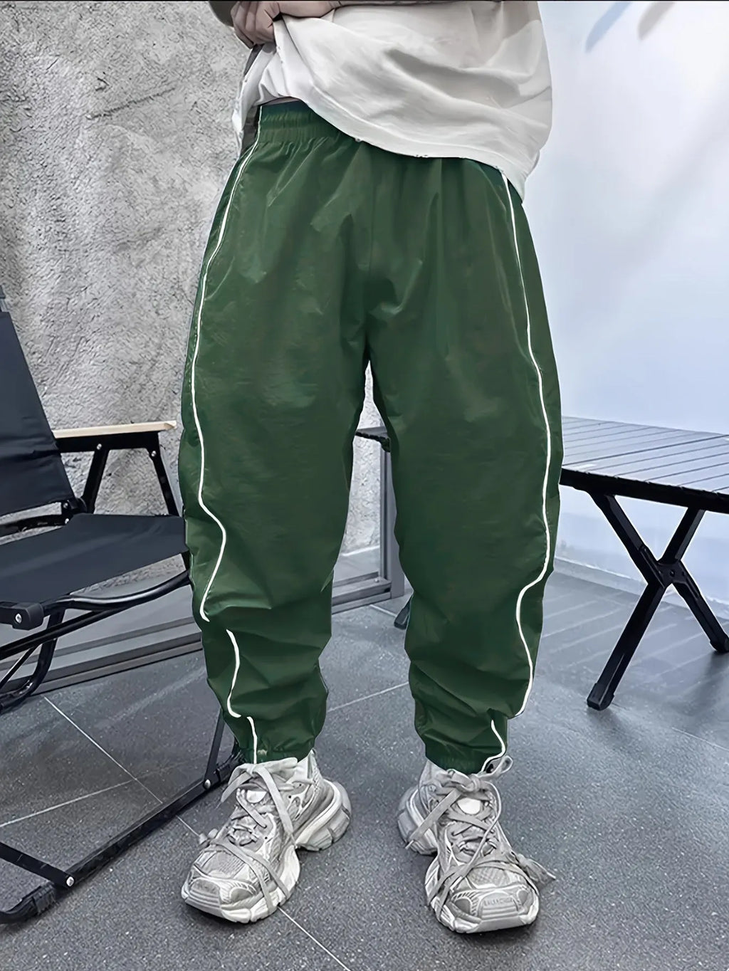 Men's loose casual sports trousers in bamboo fibre with high elasticity, shown in cropped length