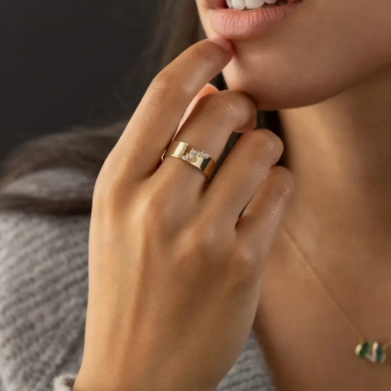 Gold electroplated copper ring with shining zircon stone for women, available sizes 6-10