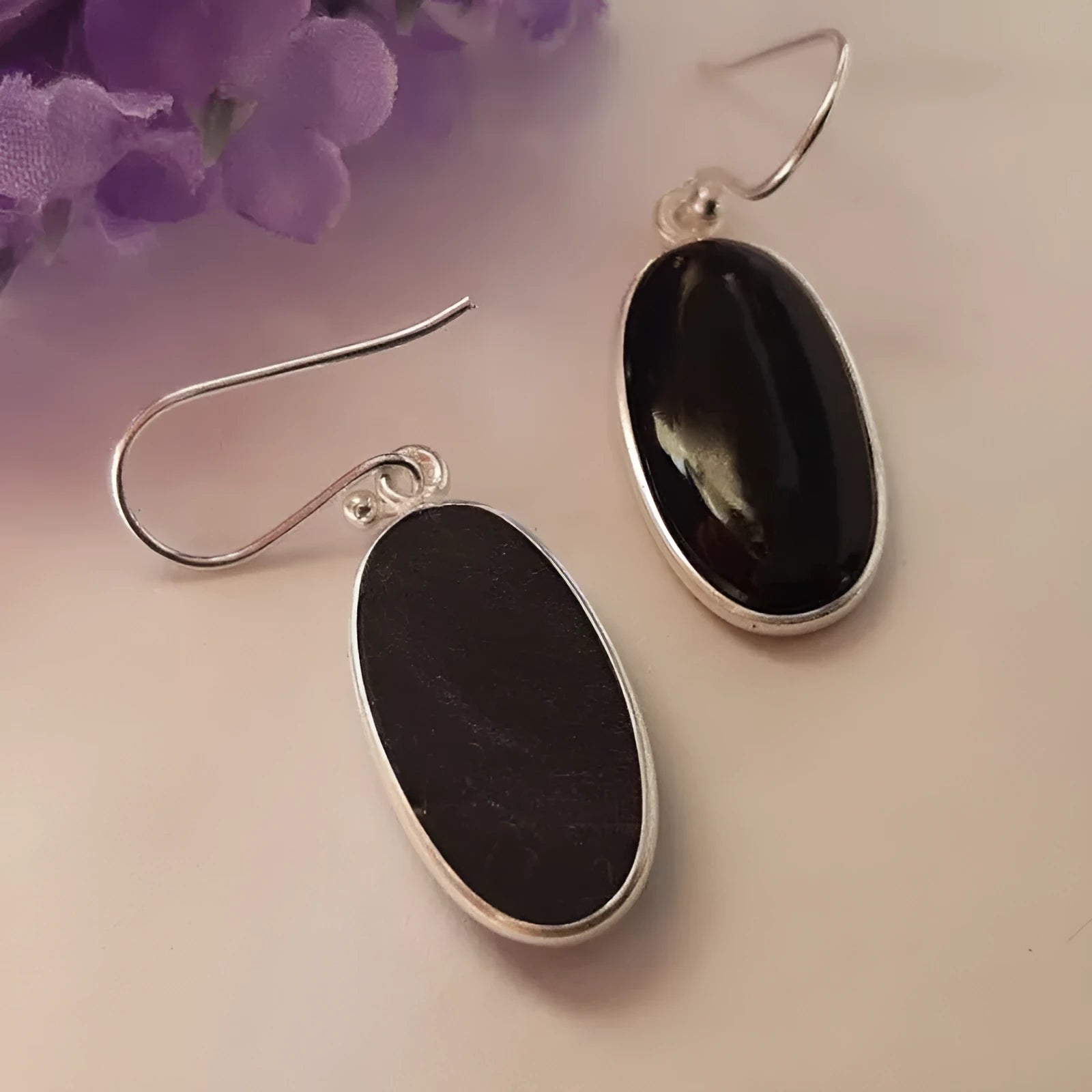 Black women's earrings with an oval black agate pendant on 925 silver, in a Chinese geometric style.