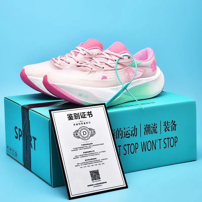 Low-top racing sneakers with carbon plate, PU mesh upper in multiple colours, and natural rubber sole.