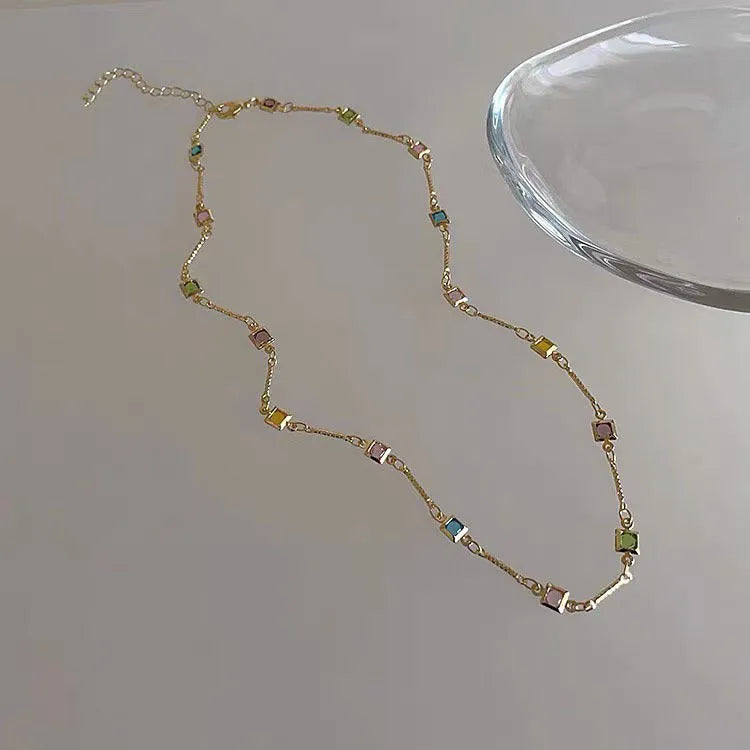 Square colour clavicle chain necklace with geometric artificial crystals in gold or white K plating