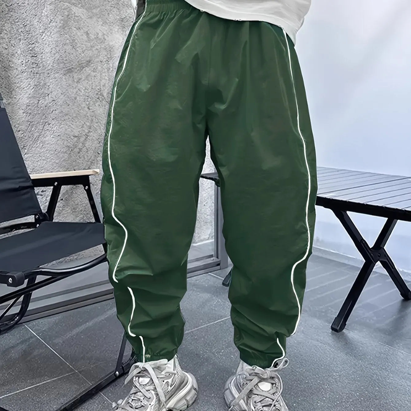 Men's loose casual sports trousers in bamboo fibre with high elasticity, shown in cropped length