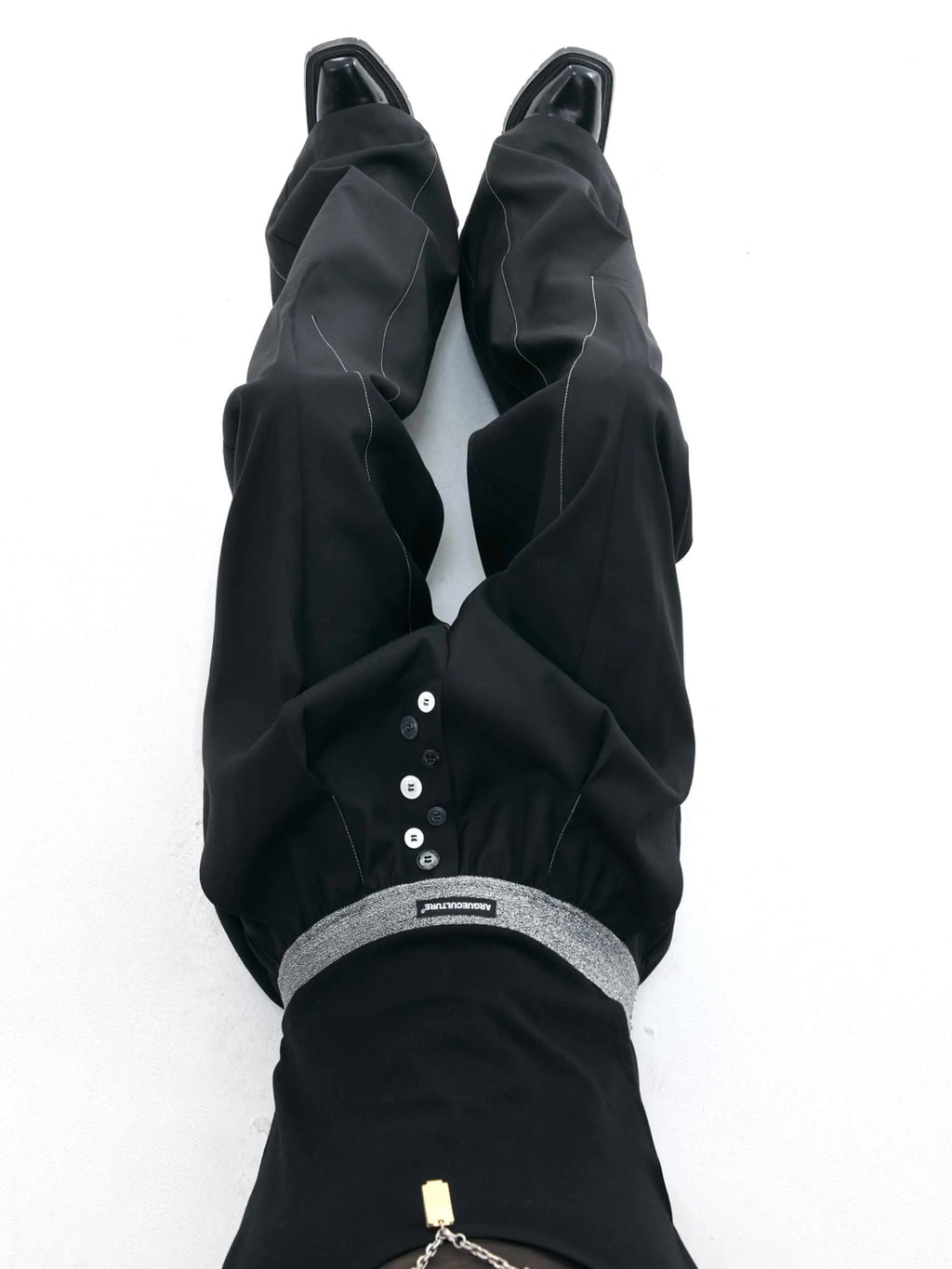 Straight-leg casual trousers with drooping style and button-open line design in black or grey