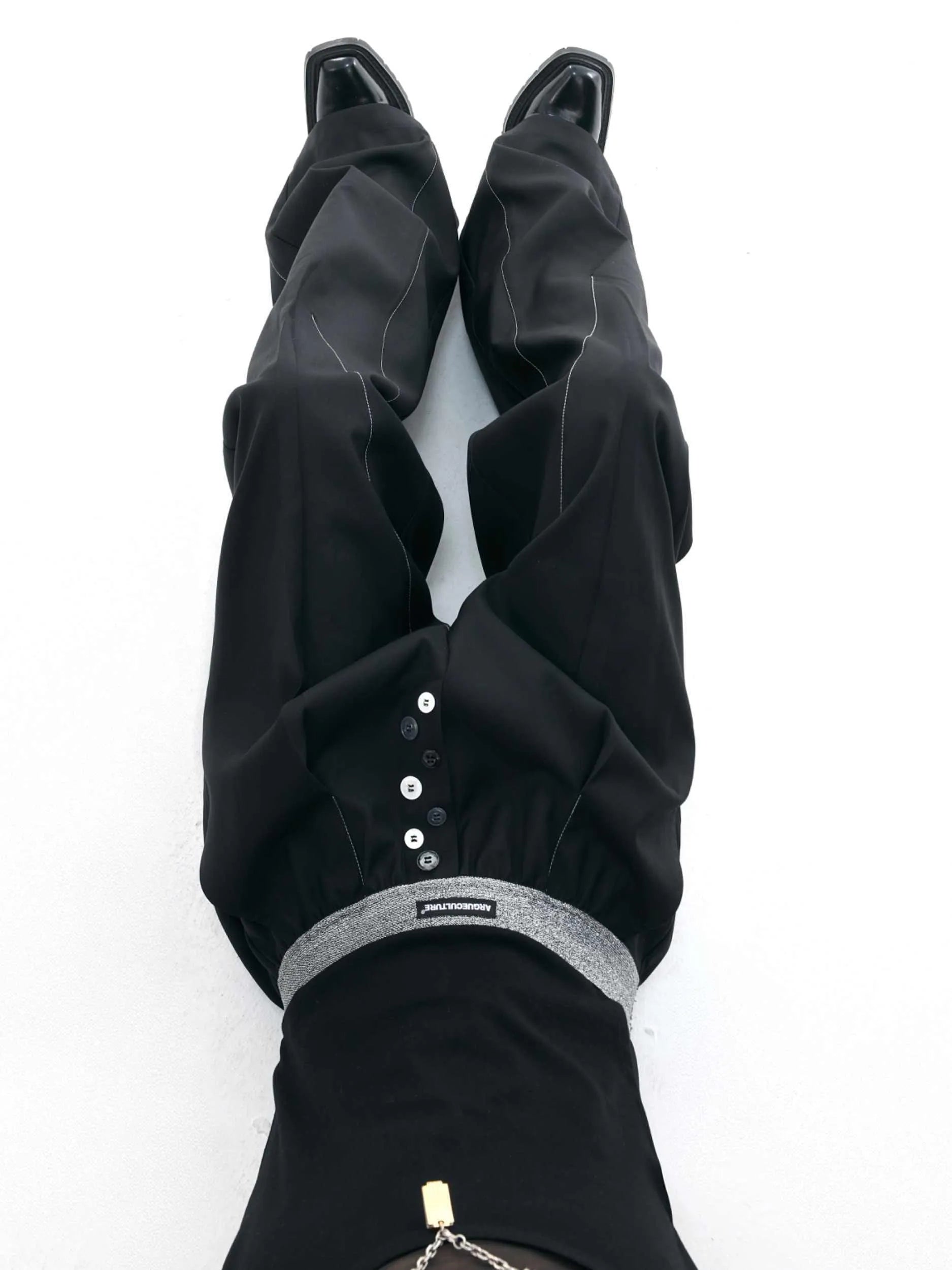 Straight-leg casual trousers with drooping style and button-open line design in black or grey