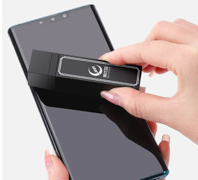 Disposable mobile phone screen cleaner pack with 40 wipes in black packaging for portable device hygiene
