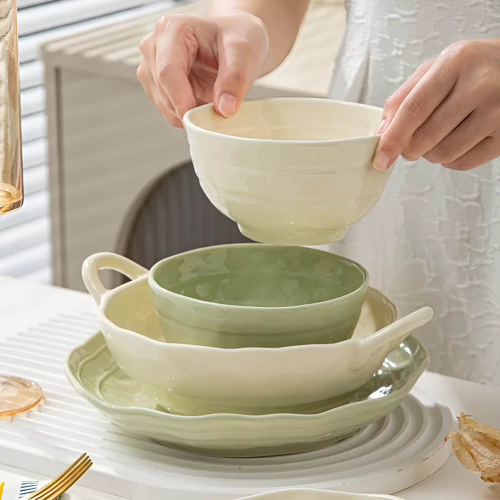 Seven-piece ceramic tableware set in solid colour with microwave-safe function