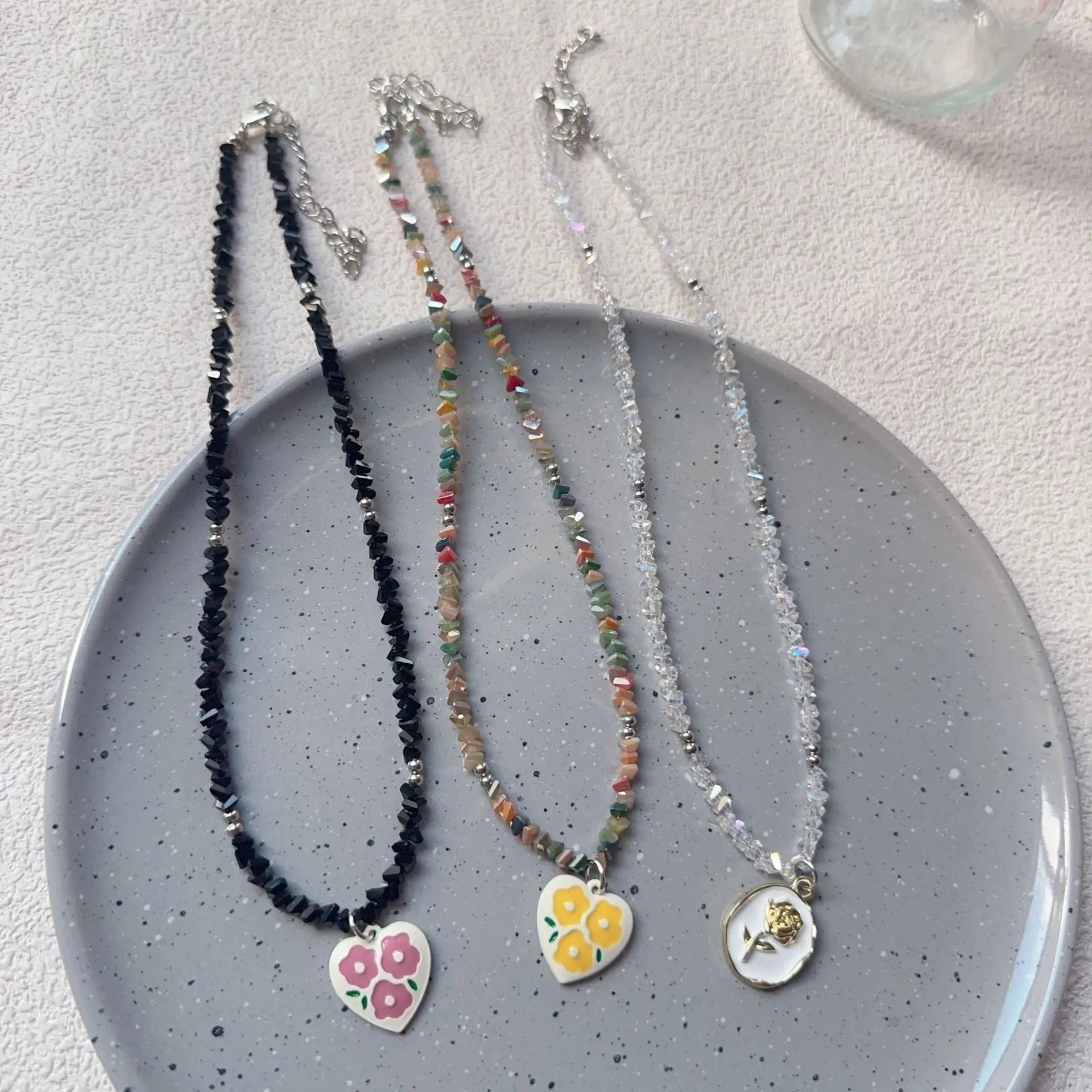 Handmade non-fading beaded necklace for women with plastic beads in picture colour, OL style