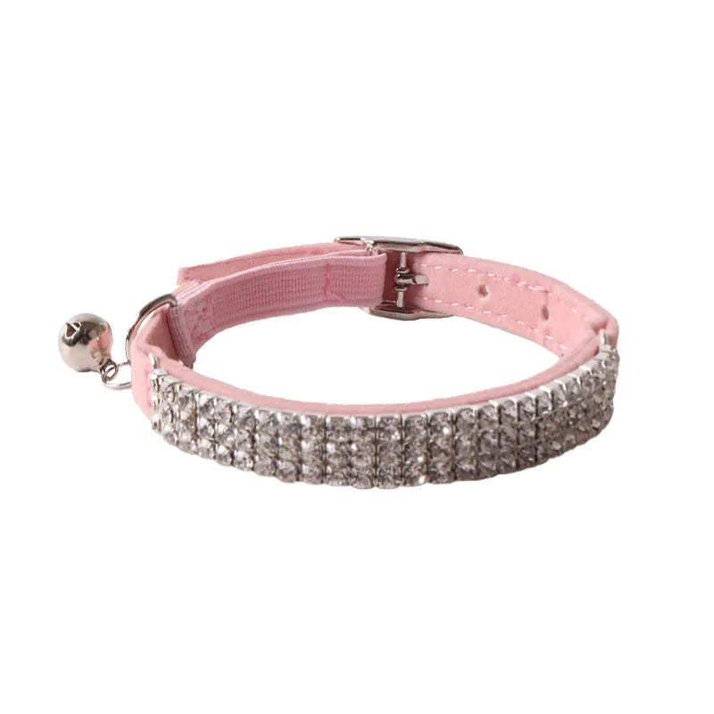 Soft flocking cat collar with elastic buckle in pink, shown with gang drill pattern detail.