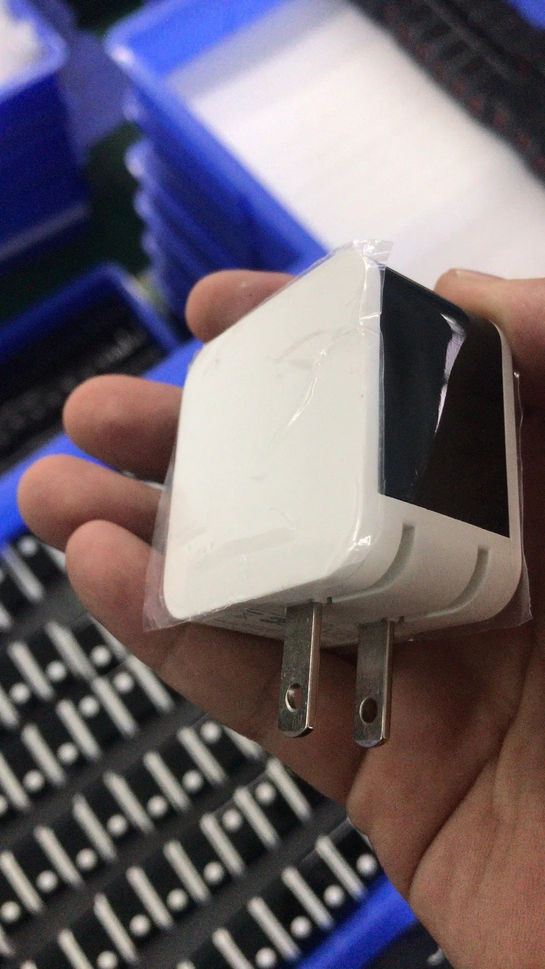 5V2.4A dual USB fast travel charger with digital display showing charging status