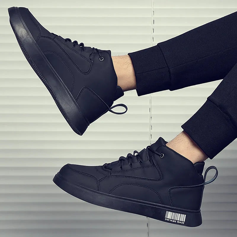 Men's low-top casual board shoes in white or black with flat rubber sole and lace-up front.