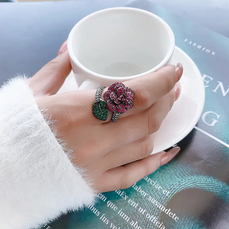 Geometric black gold flower personality ring for women on a copper base.