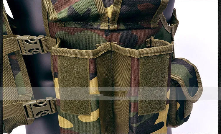 Light tactical vest in military green made from 600D polyester with non detachable hanging bag