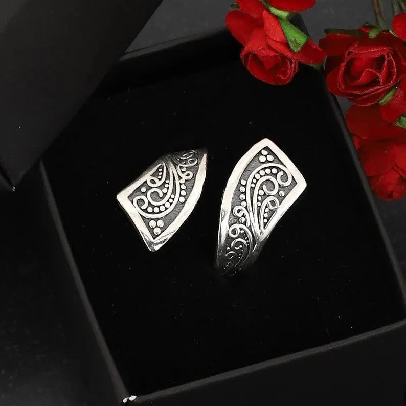 Silver-coloured adjustable opening women's ring with retro minimalist design