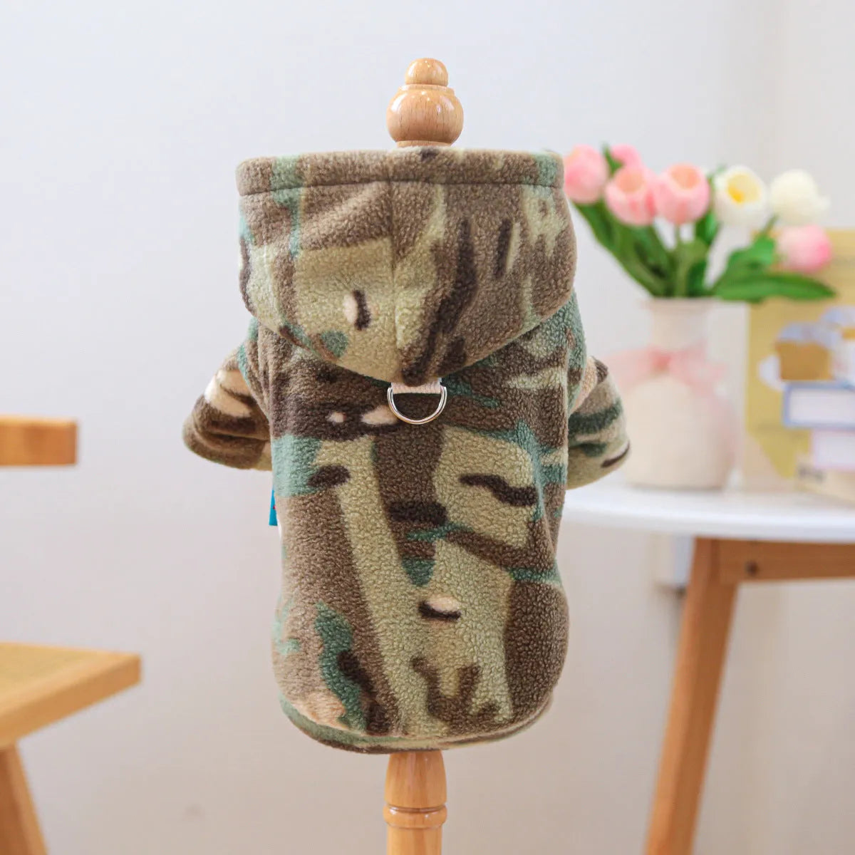 Dog wearing camouflage polyester sweater in size M, chest circumference 40 cm, length 30 cm, suitable for 3.5-4 kg pets