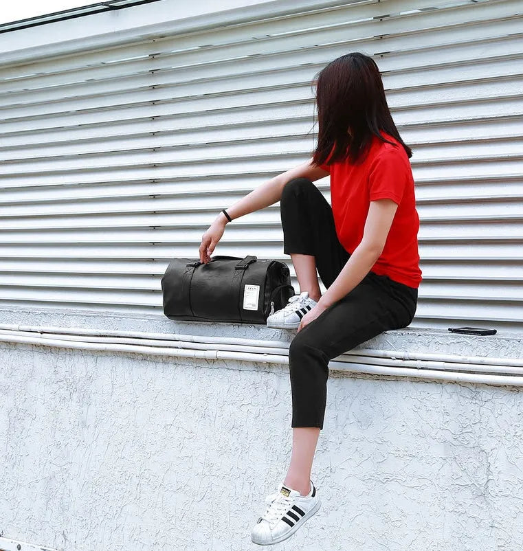 Black waterproof sports bag with diagonal straps and a separate shoe compartment, shown in large and small sizes.