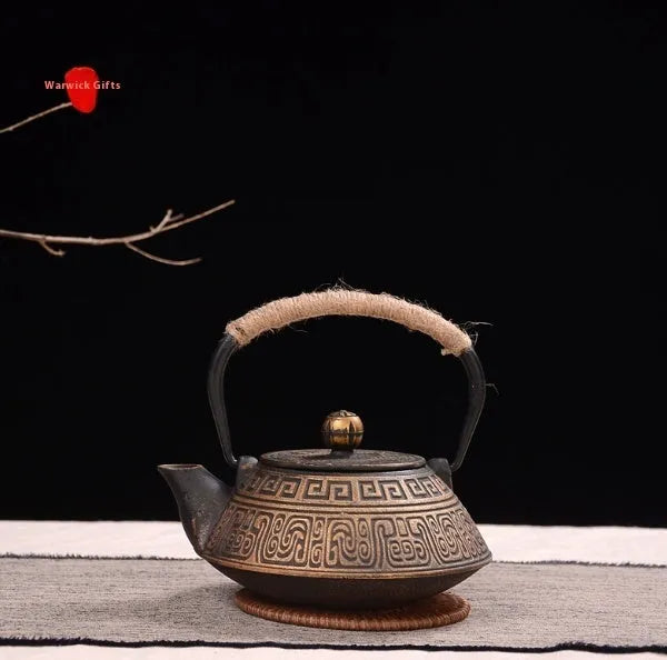 Cast iron teapot with Japanese-style decorative patterns and 0.9L capacity for brewing tea