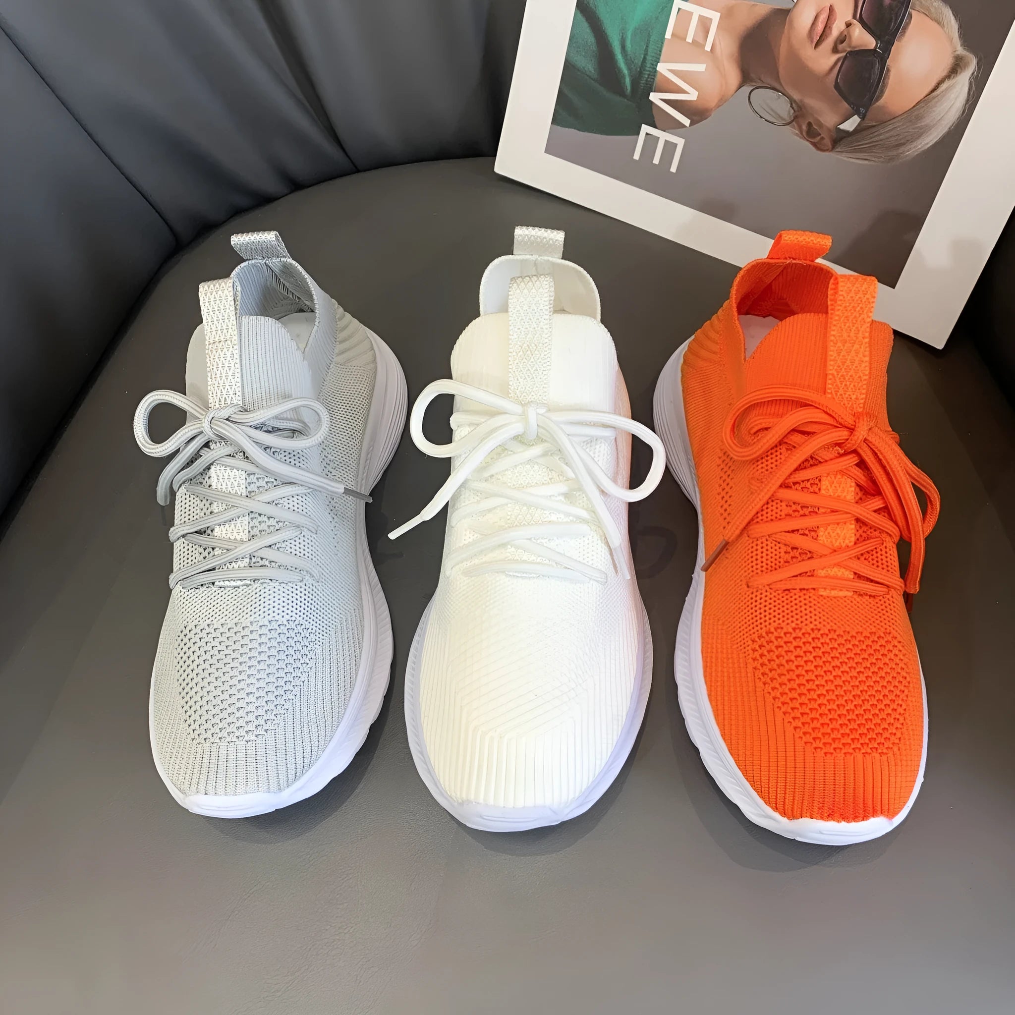 Women's low-top mesh running shoes in milky white with flyknit upper and flat rubber sole