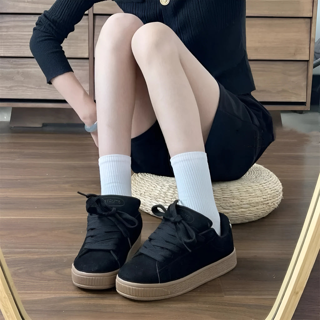 Black retro low-top sneakers for men and women on a white background, showing round toe and lace-up design.