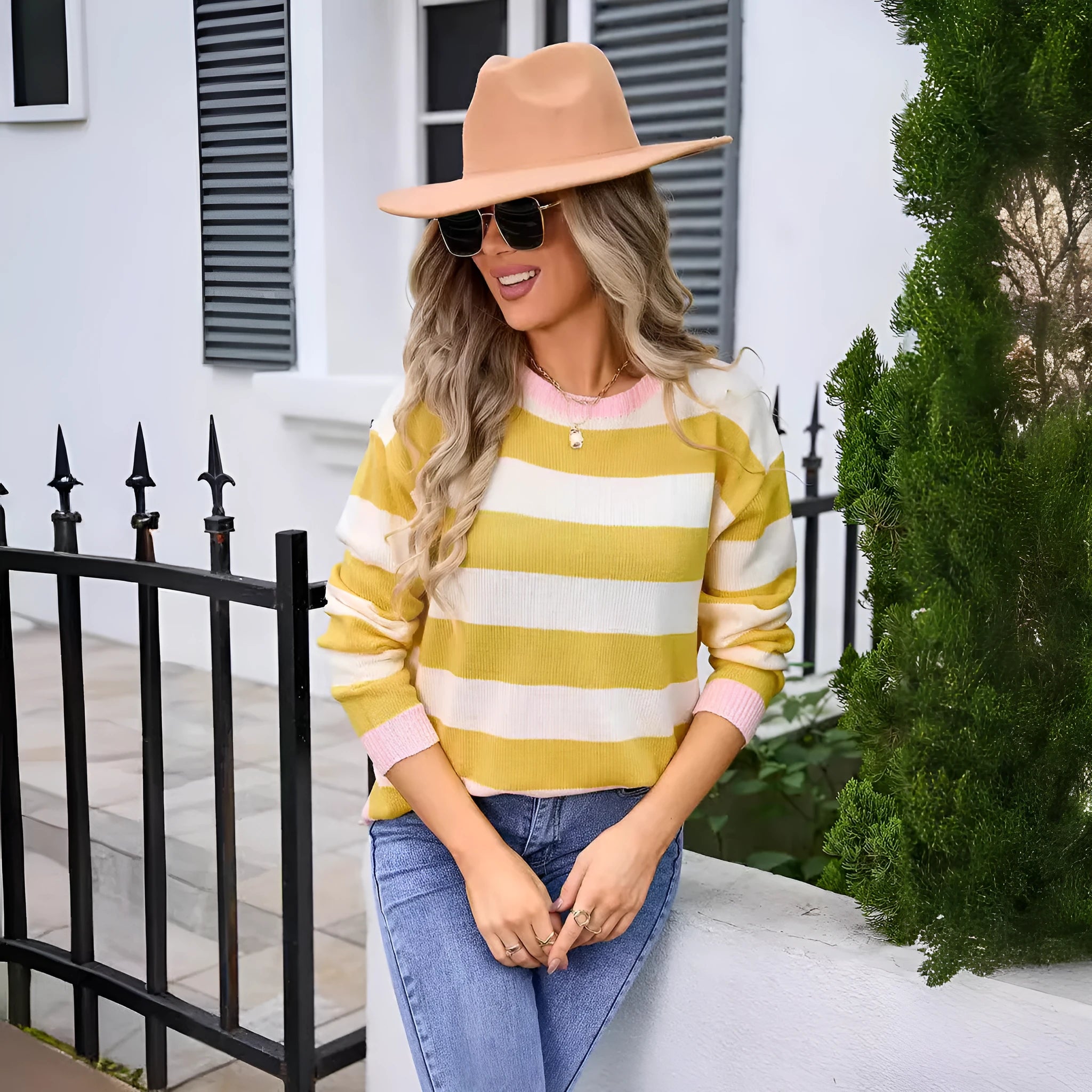 Women's patterned acrylic sweater in loose fit with round neck and long sleeves