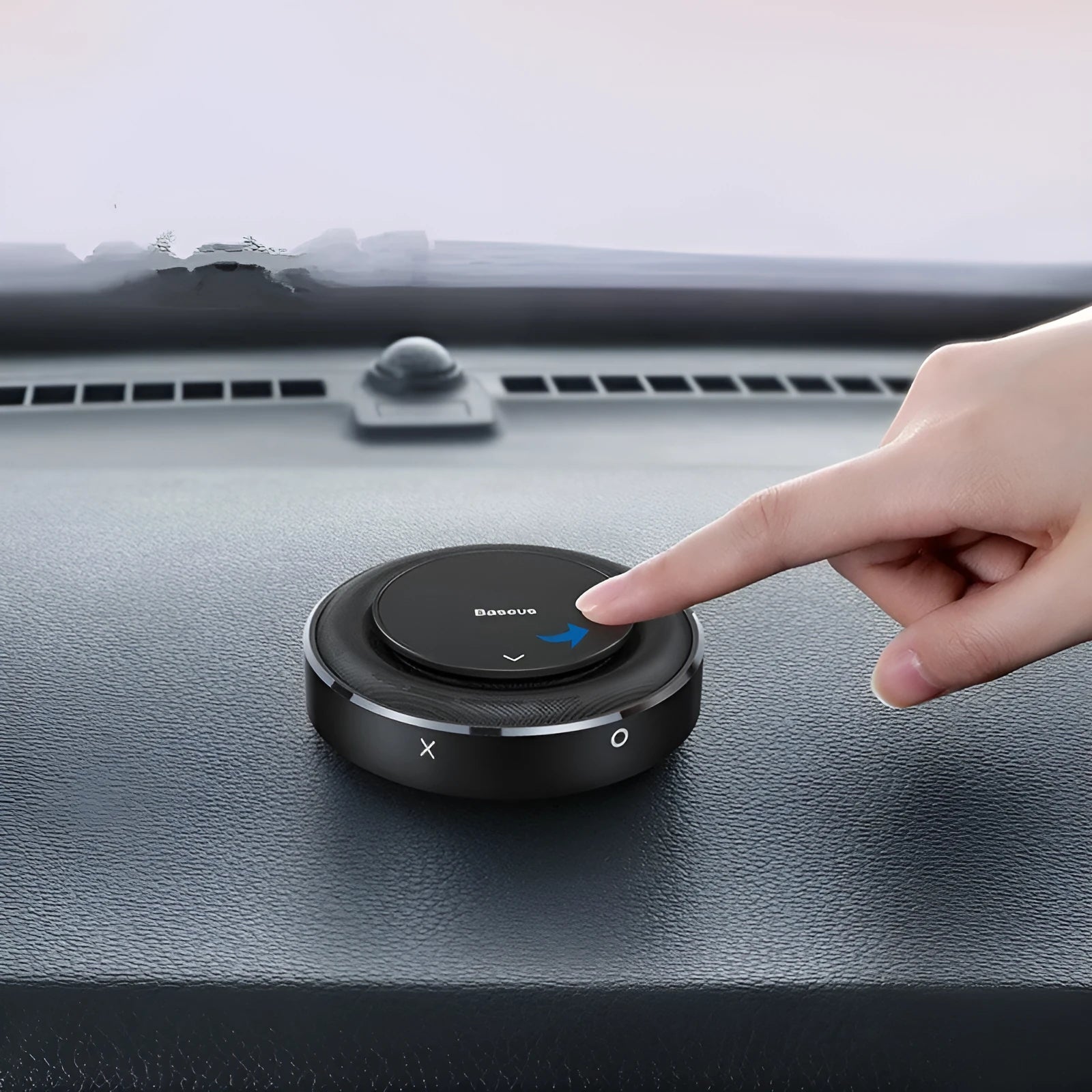 Aluminium car fragrance holder with round seat for aromatherapy tablets in black, red or silver