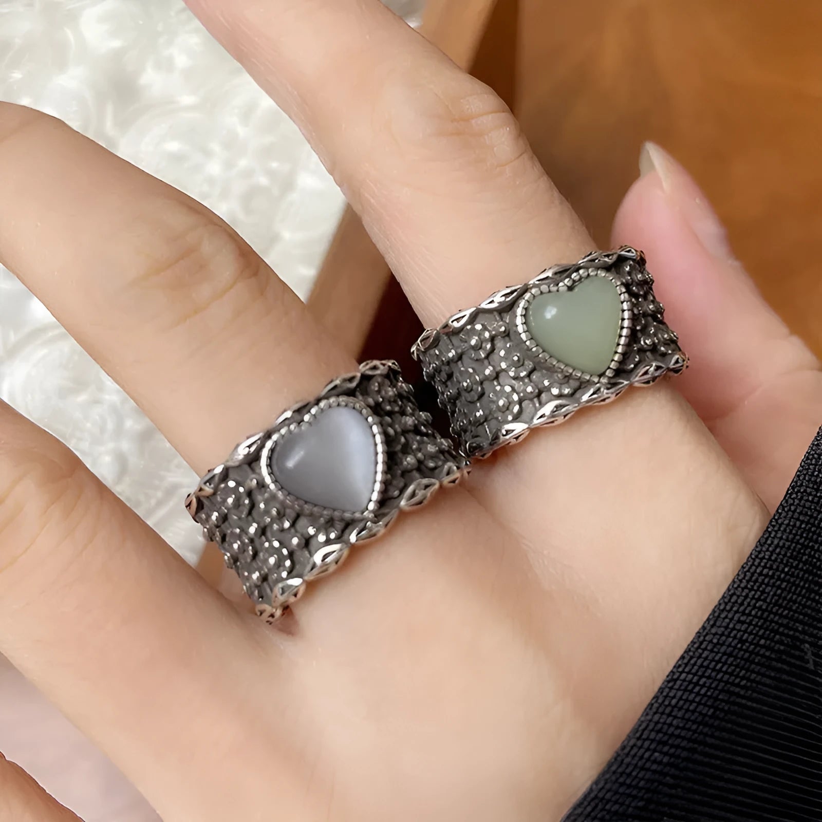 Adjustable heart-shaped ring in white copper plated silver with white or green colour options