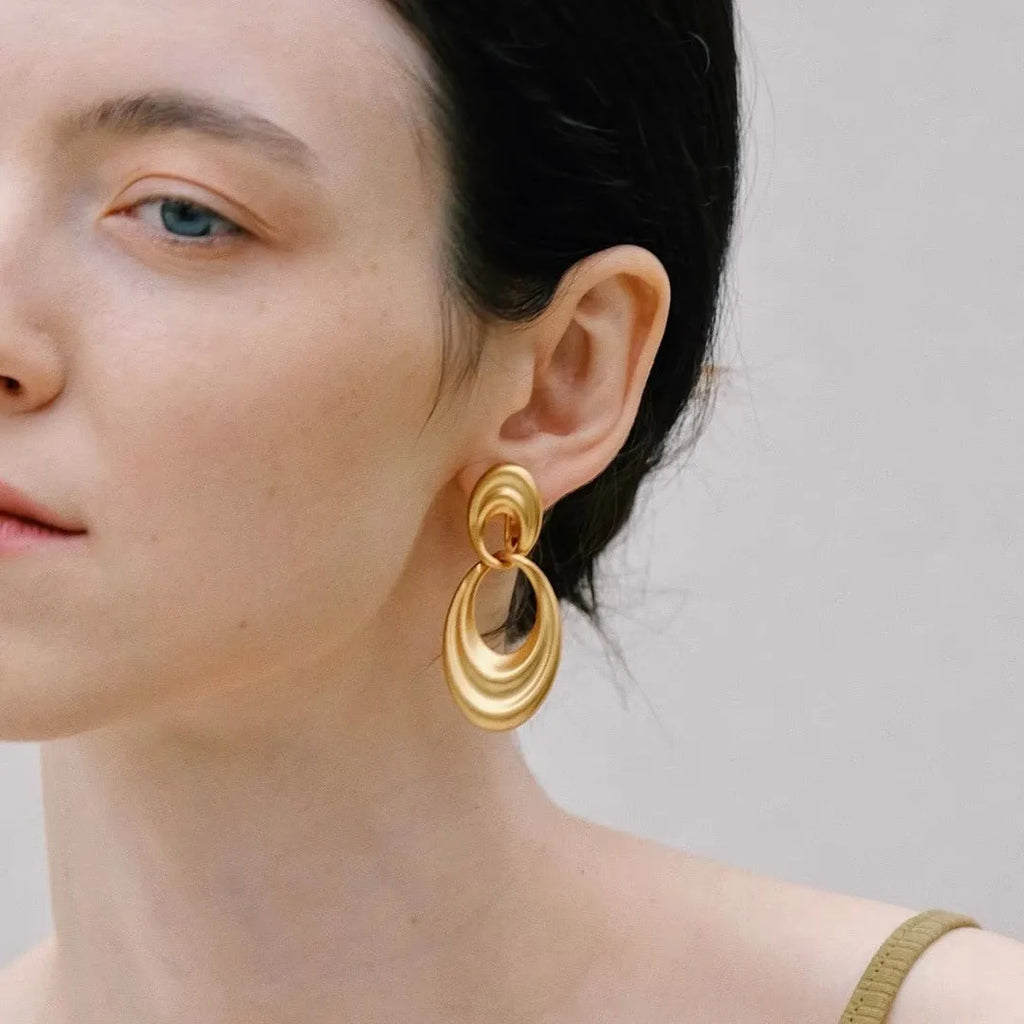 Quicksand gold-toned women's earrings with a U-shape and double ring design in a French retro style.