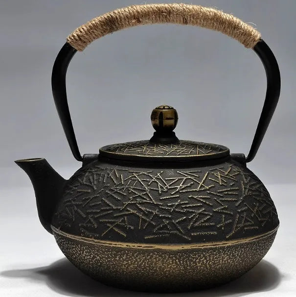 Cast iron teapot with Japanese-style decorative patterns and 0.9L capacity for brewing tea