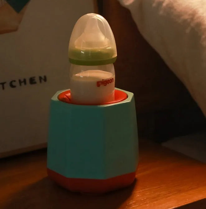 Baby smart electric milk shaker in white plastic and silicone, 110x110x110mm, with blue trim and USB cable